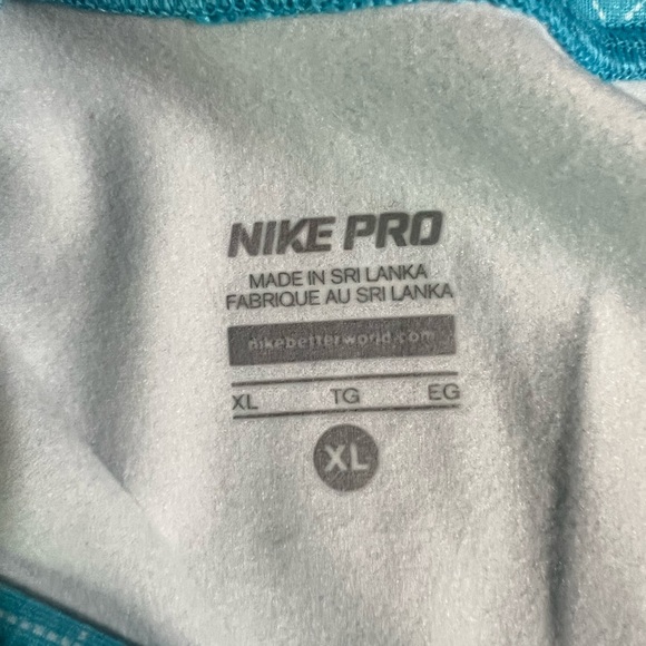 Nike Pro Woman’s light weight exercise jacket size XL - Picture 3 of 3